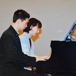 　母晶子さん（右）とピアノの連弾をする高瀬淳生さん＝２０１６年４月（遺族提供）