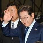 　韓国の「共に民主党」予備選の演説会場に到着した李在明前代表＝２７日、ソウル郊外（共同）