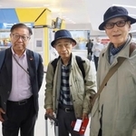 　２７日、核拡散防止条約再検討会議の第３回準備委員会に向け、米国入りした（右から）被団協の金本弘さん、浜住治郎さんら＝ニューヨーク（共同）
