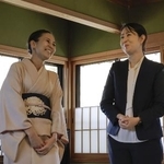 　特別室「明日成」で話す、伊豆井晶子（右）と山下実穂