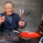 　「現代ろうそく」について説明する三嶋順二さん＝２０２５年１月、岐阜県飛騨市