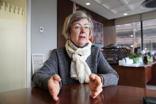 　カナダ・セントジョンで取材に応じるリアドン市長＝４月（共同）