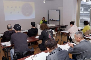 　「歴史のみえるまちづくり協会」が開いた、語り部を育成するための説明会＝２０２５年４月、福井市