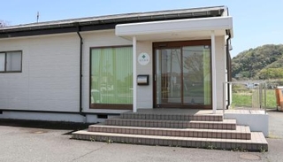 　鳥取市の徳吉薬局本社＝４月