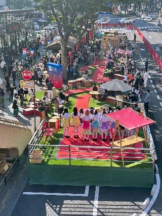 　「さくら野百貨店仙台店」跡前の青葉通で行われた社会実験のイベント＝２０２２年１０月、仙台市（同市提供）