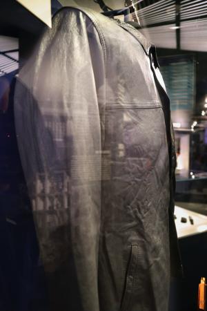 　米ＣＩＡの「博物館」に展示されていた、イラクのフセイン大統領のジャケット＝２月、バージニア州ラングレー（共同）