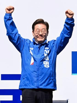 　ソウル中心部で支持を訴える野党「共に民主党」の李在明前代表＝１２日（共同）