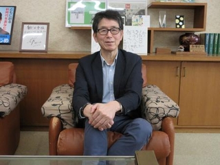 　取材に応じる平林浩一さん＝２０２５年３月、東京都狛江市