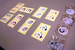 　片耳難聴のオリジナルマークを使ったストラップやステッカー