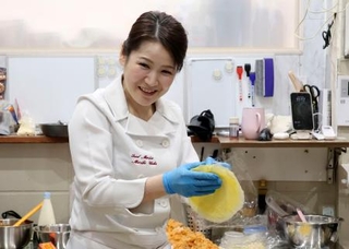 　食物アレルギー対応の料理を振る舞う上田まり子さん＝３月、松江市