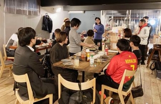 　ブックカフェで開かれた食事会＝北海道浦幌町（リペリエンス提供）