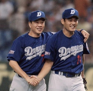 　２００２年８月、巨人戦でノーヒットノーランを達成した川上憲伸投手（右）を祝福する中日監督時代の山田久志さん＝東京ドーム