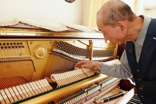 　ピアノを調律する酒出直人さん＝１４日、山形県天童市