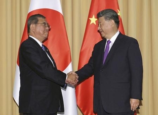 　首脳会談を前に握手する石破首相（左）と中国の習近平国家主席＝２０２４年１１月、ペルー・リマ（代表撮影・共同）