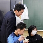 　児童と話をする中村有希さん＝２月、岐阜市