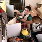 　便利屋として掃除をする石尾大輔さん＝２０２４年、石川県内