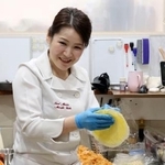 　食物アレルギー対応の料理を振る舞う上田まり子さん＝３月、松江市