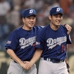 　２００２年８月、巨人戦でノーヒットノーランを達成した川上憲伸投手（右）を祝福する中日監督時代の山田久志さん＝東京ドーム