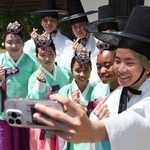 　韓国の伝統衣装を着て記念撮影をする外国人留学生＝５月、慶尚北道・慶山（聯合＝共同）