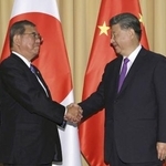 　首脳会談を前に握手する石破首相（左）と中国の習近平国家主席＝２０２４年１１月、ペルー・リマ（代表撮影・共同）