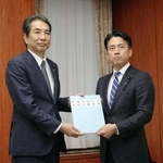 　江藤前農相（左）から引き継ぎを受ける小泉農相＝２２日午後、農水省