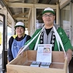 　のと鉄道の能登中島駅で駅弁を立ち売りする井田幸長さん（右）と妻淳子さん＝４月５日、石川県七尾市