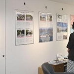 詩人永瀬清子さんの詩集などを集めた「読書室」のパネル展示。２０２５年５月