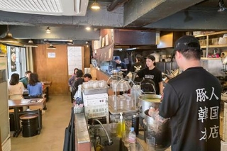 　ソウルのラーメン店「豚人」の店内。昼の開店前から数人の客が並んでいた＝５月２８日（共同）