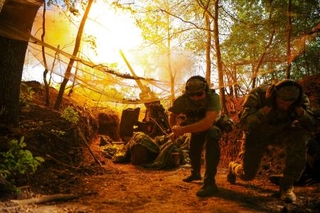 　ロシア軍に向けてりゅう弾砲を発射するウクライナ兵士＝２日、ウクライナ・ハルキウ州（ウクライナ軍提供・ロイター＝共同）
