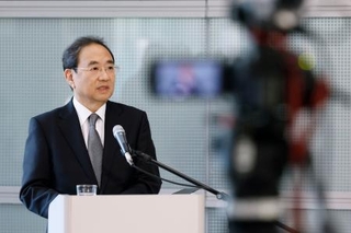 　報道陣の取材に応じるフジテレビの清水賢治社長＝５日午後、東京都港区