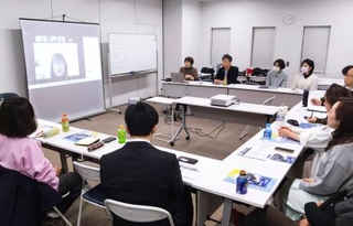 　ひきこもり経験者が企画、編集、発行までを手がける季刊誌「ＳＨＩＰ！」の編集会議＝３月、東京都渋谷区