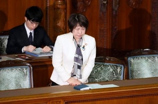 　参院本会議で教員給与特別措置法などの改正法が可決、成立し、一礼する阿部文科相＝１１日午前