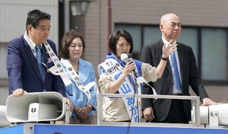 　衆院東京１５区補欠選挙の告示日、街頭で支持を訴える政治団体「日本保守党」の飯山陽氏（右から２人目）ら＝２０２４年４月１６日、東京都江東区