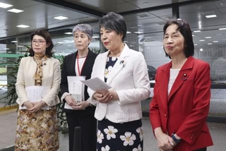 　報道陣の取材に応じる自民党の上川陽子衆院議員（中央右）と堀川惠子さん（同左）ら＝５月、厚労省