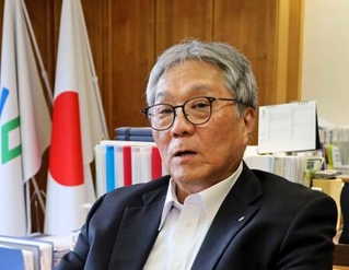 　取材に応じる佐賀県玄海町の脇山伸太郎町長