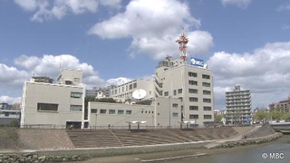 　鹿児島市の甲突川沿いに立つ南日本放送の社屋（ＭＢＣ提供）