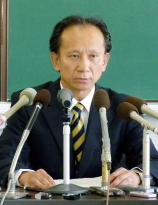 　中国漁船船長の釈放を発表する那覇地検の鈴木亨次席検事＝２０１０年９月２４日、那覇市