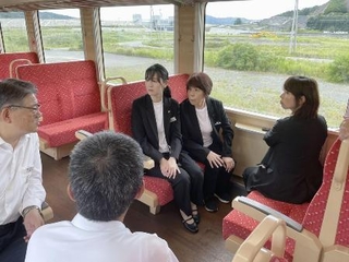 　東日本大震災で被災した岩手県の三陸鉄道を視察し、「語り部」の研修を受ける第三セクターのと鉄道の社員ら＝２０２４年７月（同鉄道提供）