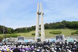 　５月１８日、光州で開かれた「光州事件」の犠牲者を悼む政府主催の式典（撮影・金民煕、共同）