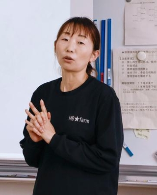 　福井県立坂井高の授業で、農作業着の機能を説明する冨田美和さん＝２０２５年５月、福井県坂井市