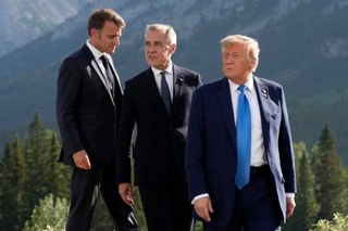 　Ｇ７サミットで撮影に臨む各国首脳。左から、フランスのマクロン大統領、カナダのカーニー首相、トランプ米大統領＝１６日、カナダ西部カナナスキス（Ｔｈｅ　Ｃａｎａｄｉａｎ　Ｐｒｅｓｓ提供・ＡＰ＝共同）