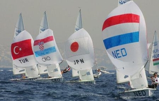 　男子４７０級最終レースでアテネ沖を帆走する関一人、轟賢二郎組（右から２艇目）（共同）
