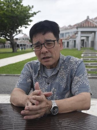 　沖縄戦での行政の責任について話す沖縄国際大の川満彰・非常勤講師＝５月２８日、沖縄県糸満市