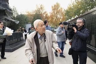 　中国天津市でドキュメンタリー映画「老華僑は黙らない（仮題）」の撮影に臨む林伯耀さん＝２０２４年１１月（撮影・江里口暁子）