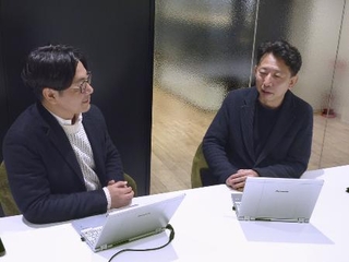 　メンターから助言を受けた日本パープルの白石大輔本部長（右）と林壮之介社長＝２０２４年１２月、東京都内