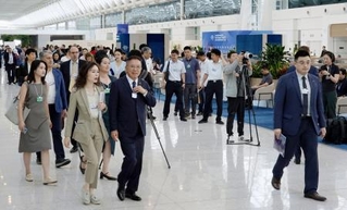 　夏季ダボス会議の会場を移動する参加者ら＝２４日、中国天津市（共同）