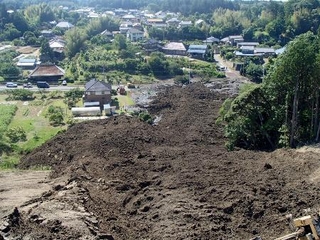 　千葉県多古町の住宅近くで違法に盛られ、崩落した土砂＝２０２１年６月（同町提供）
