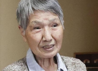 　新潟水俣病の症状を話す菅原ハルさん＝２０２５年４月、新潟市