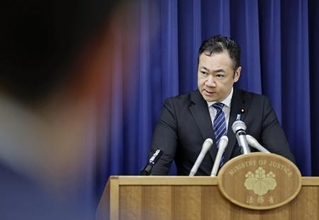 　白石隆浩死刑囚の死刑執行について記者会見する鈴木法相＝２７日午前、法務省
