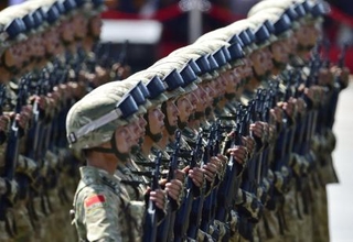 　「抗日戦争と世界反ファシズム戦争勝利７０周年」の軍事パレードで、北京の天安門前を行進する中国人民解放軍兵士＝２０１５年９月３日（共同）